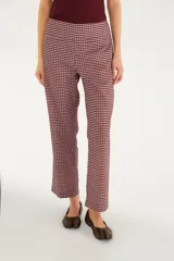 Pantalón de tiro medio y calce recto, confeccionado en tejido liviano con estampado cuadrillé en tonos rojo y blanco. Su diseño clásico y versátil incorpora bolsillos funcionales y cierre frontal.