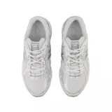 Championes New Balance modelo 740, de diseño deportivo en color blanco con detalles plateados. Presentan una estructura de malla transpirable con refuerzos sintéticos, logo N lateral y suela con tecnología ABZORB para mayor amortiguación.