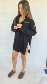 Camisa oversize de corte holgado, color verde militar, con mangas largas y cuello clásico.