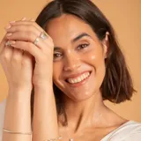 Anillo de plata 925 con diseño de doble banda, engastado con pequeñas circonias brillantes en ambas líneas.