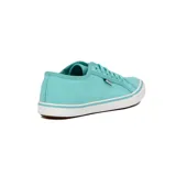 Championes acordonados color turquesa con suela blanca y detalle de línea turquesa.
