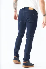 Jean de corte regular para hombre, color negro, con cierre frontal y bolsillos laterales y traseros. Presenta pasacintos en la cintura y costuras reforzadas.