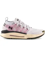 Championes de entrenamiento Under Armour UA W Phantom X, de color blanco con detalles en rosa pastel y suela beige. Incorporan estructura lateral translúcida y tecnología de amortiguación.