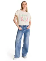 Remera de corte relajado color beige, con cuello redondo y mangas cortas. Presenta un estampado gráfico frontal con motivos botánicos y tipografía retro en tonos verde y rosado.
