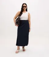 Pollera midi de corte sastre confeccionada en crepé, con diseño cruzado y detalle de hebilla lateral. Presenta un estilo elegante y sofisticado con caída fluida.