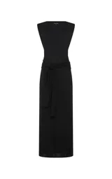 Vestido midi de tejido de punto color negro, con escote redondo, sisas amplias sin mangas, lazo frontal en la cintura y falda recta con abertura frontal.