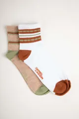 Pack de dos pares de medias de caña media marca Daniel Cassin. Un par color beige con puntera y talón verde oliva y rayas horizontales marrones y verde oliva. Un par color blanco con puntera y talón marrón y rayas horizontales marrones y verde oliva.