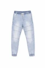 Pantalón tipo jogger de denim en tono azul claro con efecto lavado. Presenta cintura elástica con cordón ajustable, costuras horizontales decorativas en los muslos y puños elásticos en los tobillos.
