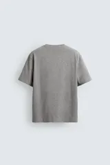 Camiseta de corte relajado confeccionada en algodón, con cuello redondo acabado en rib y manga corta.