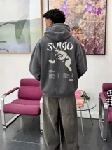 Canguro con capucha gris oscuro, con bolsillo tipo canguro y estampa frontal blanca con texto.