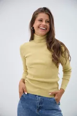 Polera de tejido de punto acanalado, con cuello alto y mangas largas, de calce ajustado al cuerpo.