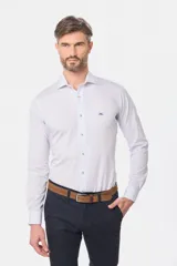 Camisa de manga larga con diseño estampado de microfiguras en tonos celestes sobre fondo blanco, corte slim fit, cuello camisero clásico y logotipo bordado en el pecho.