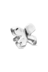 Anillo de aleación de metales con baño de plata de ley, con diseño de mariposa de estilo orgánico y superficie pulida.