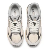 Championes New Balance modelo 2010, color blanco hueso con detalles en gris y negro. Confeccionados en cuero, piel de cerdo y malla. Cuentan con entresuela ABZORB, estabilidad TPU y logo N moldeado.