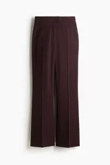 Pantalón de vestir color borgoña oscuro, de corte bootcut con raya marcada en el frente y la espalda. Presenta pretina prolongada con cierre oculto y bolsillos al bies y ribeteados en la parte trasera.