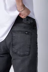Pantalón de jean de corte recto y tiro medio, en color azul claro lavado, con cierre frontal y bolsillos laterales.