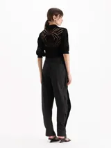Pantalón Oslo de microfibra liviana color negro, de silueta amplia y tiro alto con cinturón incorporado con hebilla cuadrada y ojalillos metálicos.