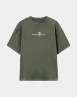 Remera oversize color verde militar con efecto acid wash, cuello redondo y estampa frontal pequeña con texto y calavera.