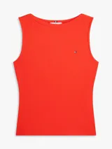Musculosa de Tommy Hilfiger roja de corte ajustado, con diseño acanalado, cuello bote y pequeño logo bordado en el pecho.