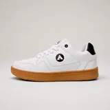 Zapatillas Airwalk modelo Brook de color blanco con suela de goma marrón y detalles en negro. Cuentan con cordones blancos, perforaciones en la puntera y el logo de la marca en el lateral y la lengüeta.