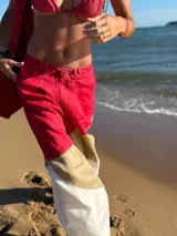 Pantalón de tiro alto con corte palazzo, color beige con bloques de color en marrón claro y blanco.