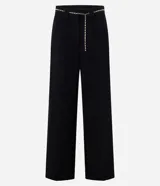 Pantalón wide leg negro de crepé, con trabillas en la cintura, cierre tradicional, pliegues y cinturón de cadena.