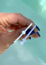 Aros largos de plata 925 texturada con detalles pulidos en forma de círculos.