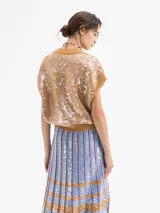 Chaleco de tejido de punto color marrón con diseño holgado, cuello redondo y sisas amplias. Presenta un estampado frontal de cerezas con llamas, completamente bordado con lentejuelas brillantes.