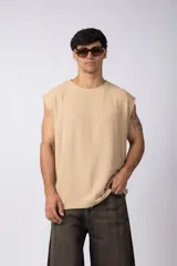 Musculosa oversize de tejido de lino con textura marcada, corte suelto, cuello redondo y terminaciones deshilachadas en las sisas.