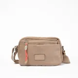 Bandolera color beige con correa larga regulable, cierre superior y bolsillo frontal con cierre.