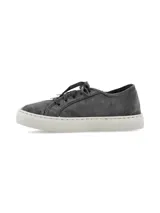 Zapatilla de lona color gris oscuro con efecto lavado, diseño de corte bajo, cierre con cordones y suela de goma blanca.