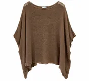 Poncho marrón de tejido abierto tipo red, con cuello redondo y diseño amplio y holgado.