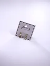 Aros de acero quirúrgico dorado en forma de argolla con incrustaciones de strass en el frente.