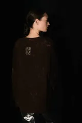 Sweater marrón oscuro con teñido batik, escote en V y corte oversized.