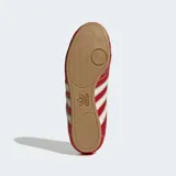 Championes Adidas modelo Taekwondo Lace, de estilo retro inspirado en artes marciales. Presentan un diseño en color rojo con las icónicas tres tiras laterales en blanco, puntera con acolchado 3D y costuras en contraste. Cuentan con suela de caucho de perfil bajo.