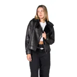 Campera estilo aviador de cuero sintético negro con interior de piel sintética al tono. Presenta cierre frontal cruzado, solapas amplias y detalles de hebillas en el cuello.