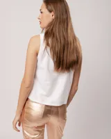 Musculosa blanca de lino con escote en V y detalle drapeado en el centro.