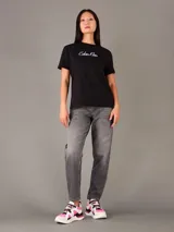 Remera de algodón de corte regular, con cuello redondo y manga corta. Presenta el logo de la marca estampado en el pecho.