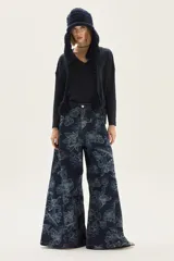 Sweater de punto con escote en V y manga larga, confeccionado en viscosa con hilos de lurex que le brindan un acabado brillante y un calce cómodo.