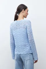 Sweater de manga larga color marrón chocolate, tejido en punto calado con diseño geométrico y cuello redondo con borde festoneado.