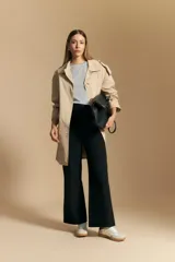 Pantalón negro de tiro alto y fit recto, confeccionado en algodón con elastano.