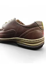 Zapatos acordonados de hombre en color marrón, confeccionados en eco-cuero, con costuras visibles decorativas y suela de goma estructurada.