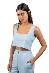 Top corto de lino en color verde menta, con escote cuadrado y diseño sin mangas.