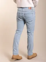 Pantalón de jean negro de corte recto.