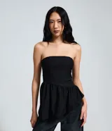 Blusa peplum de bengalina color negro con escote strapless y bajo asimétrico con volados.