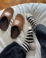 Sueco marrón de cuero vacuno con plantilla anatómica y empeine regulable.