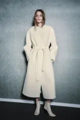 Botín de cuero color crema con puntera cuadrada y cierre de cremallera en la parte trasera. El tacón es ancho y de color negro. La altura del tacón es de 8,5 cm.