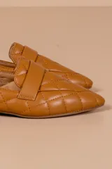 Chatitas color caramelo con punta fina y diseño capitoneado.