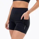 Short deportivo tipo calza de tiro alto, color negro, con bolsillos laterales y logo de la marca Merrell en contraste. Confeccionado en tejido técnico con acabado suave y tecnología de secado rápido.