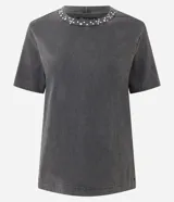 Remera de algodón con efecto de lavado desgastado, cuello redondo acanalado con aplicación de brillos y manga corta.